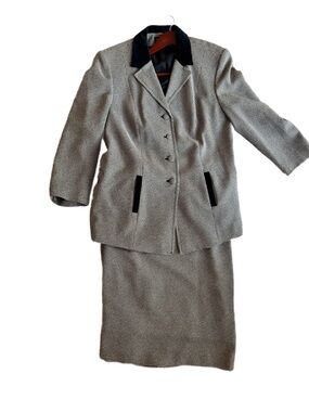 Classic Women's Two-Piece Houndstooth Skirt Suit in Black and White